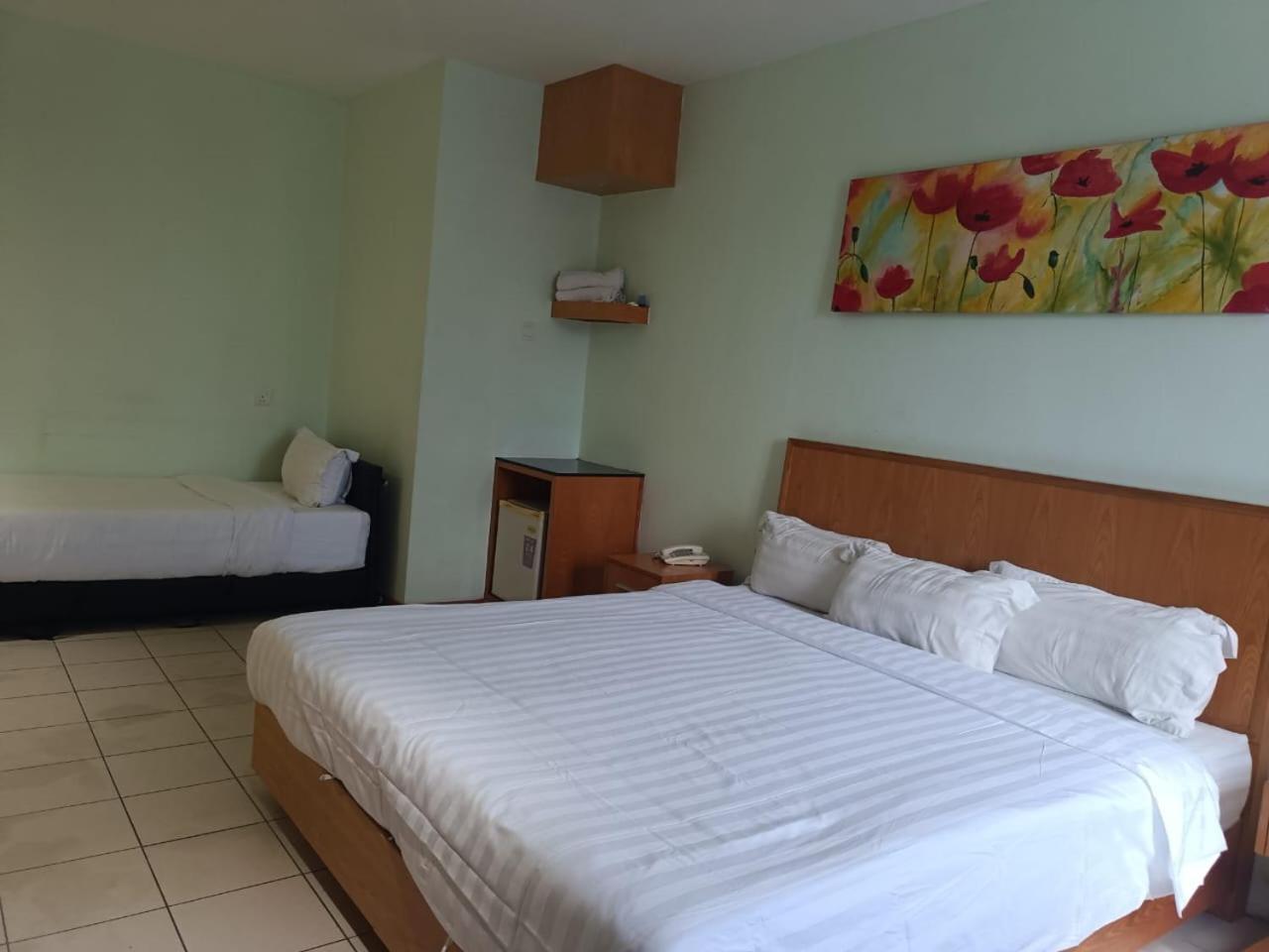 Fratini'S Hotel Labuan Exterior photo